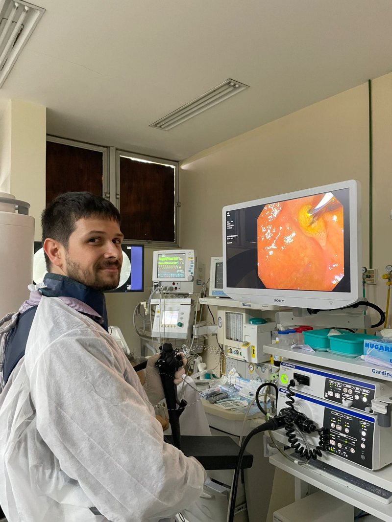 Dr. Augusto Troncoso realizando endoscopia