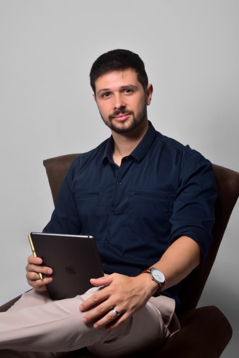 Dr. Augusto Troncoso sentado com um tablet