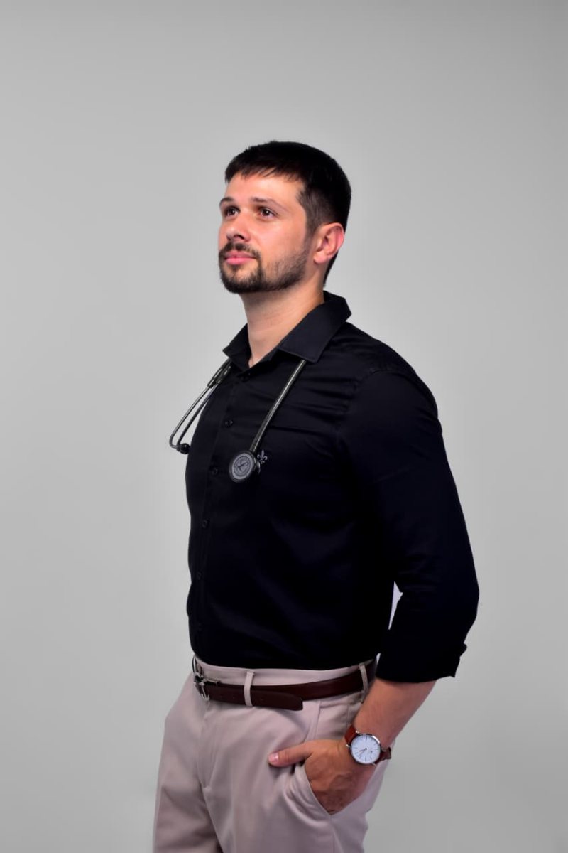 Dr. Augusto Troncoso em pé com estetoscópio
